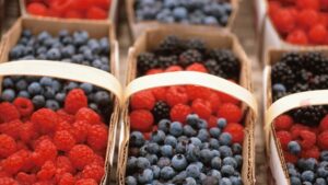 Prezzi piccoli frutti: vaschette vendute al mercato